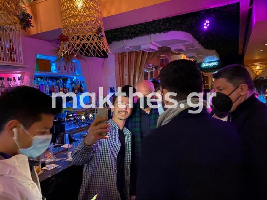 Γιώργος Παπανδρέου: Selfies, ποτό και συζήτηση με νέους στη Θεσσαλονίκη