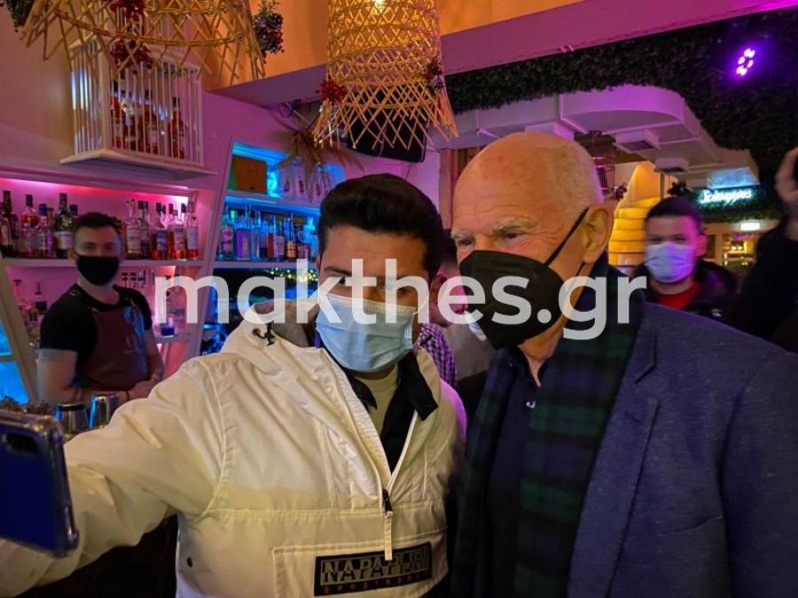 Γιώργος Παπανδρέου: Selfies, ποτό και συζήτηση με νέους στη Θεσσαλονίκη