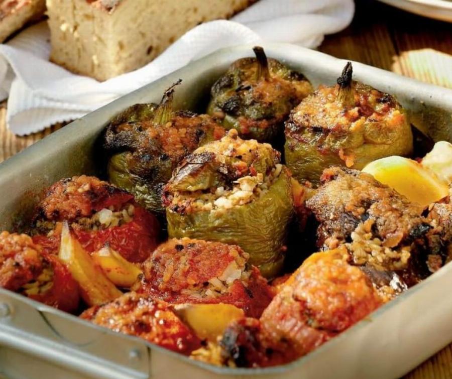 Το μυστικό για τα πιο νόστιμα γεμιστά στον φούρνο: Η μυστική συνταγή του Άκη Πετρετζίκη