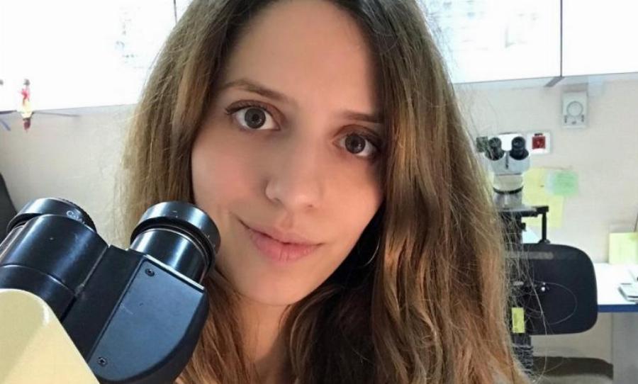 Χρύσα Στάμου: Η Ελληνίδα γιατρός που γεννήθηκε χωρίς ακοή και όμως διαπρέπει στην Ιατρική