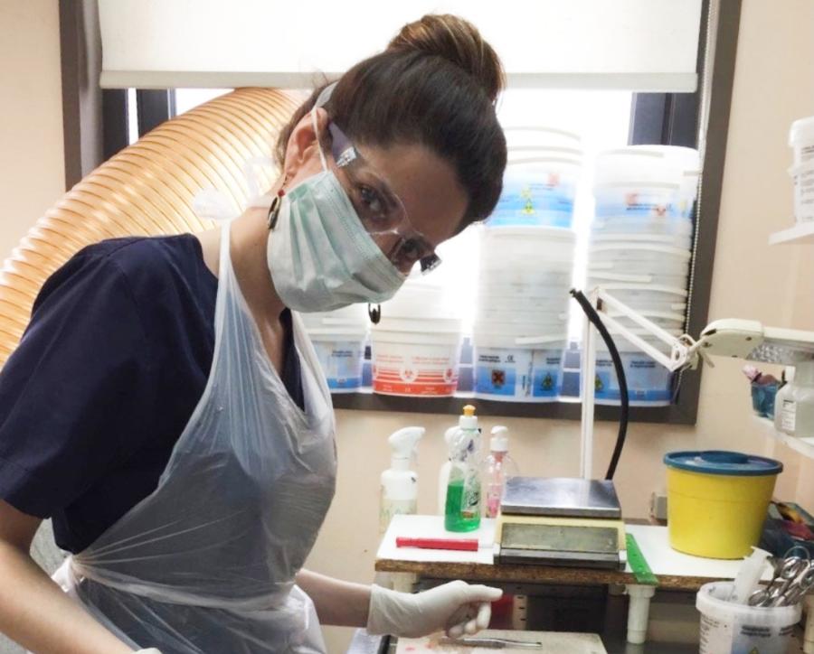 Χρύσα Στάμου: Η Ελληνίδα γιατρός που γεννήθηκε χωρίς ακοή και όμως διαπρέπει στην Ιατρική