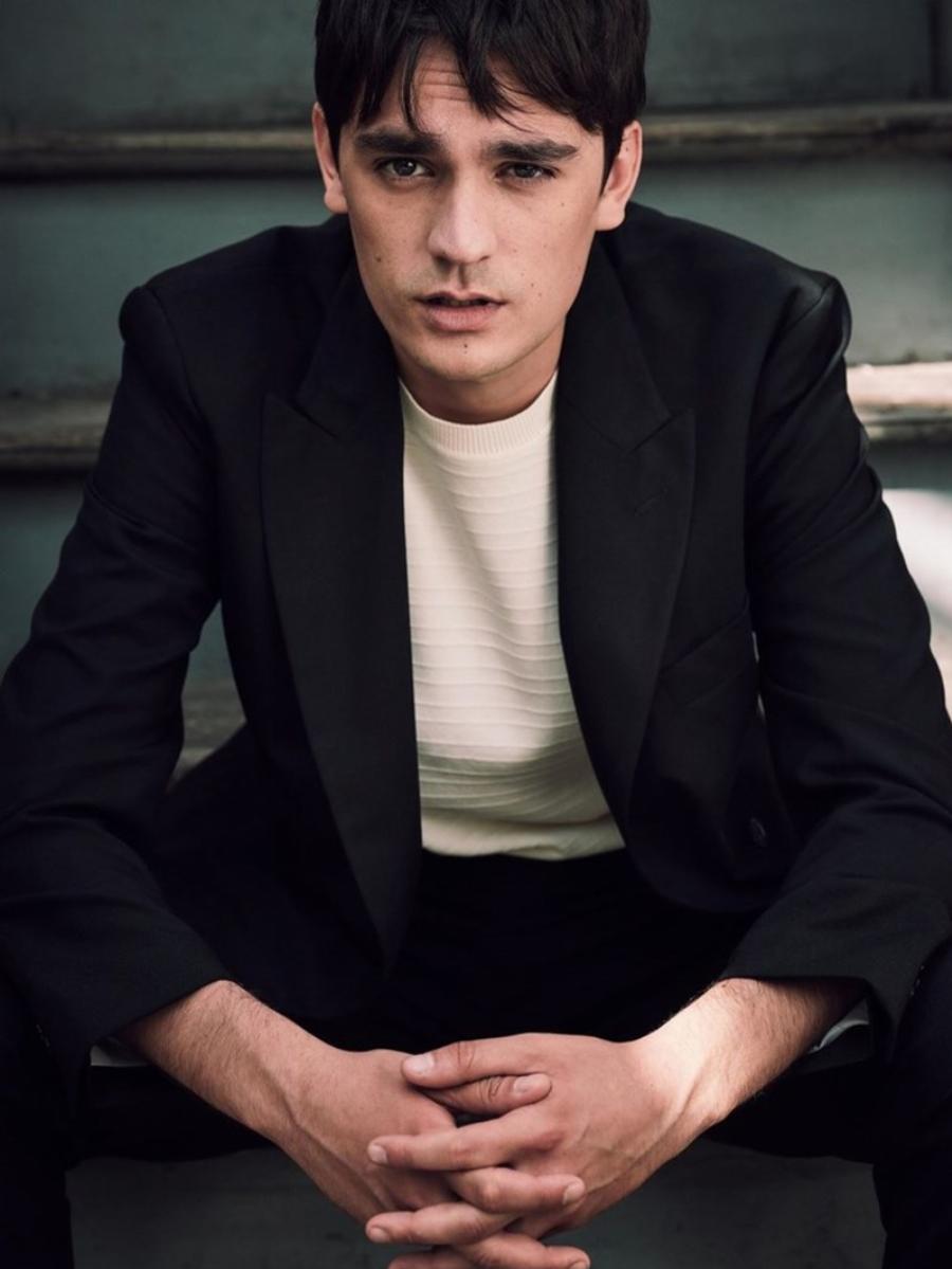 Απαράμιλλη η ομορφιά του 28χρονου γιου του Αλέν Ντελόν: Είναι μοντέλο και κληρονόμησε τη γοητεία του πατέρα του