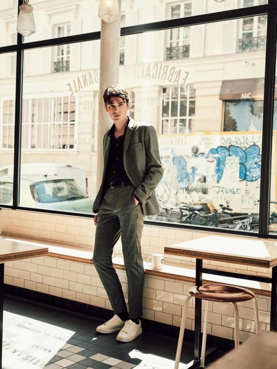 Απαράμιλλη η ομορφιά του 28χρονου γιου του Αλέν Ντελόν: Είναι μοντέλο και κληρονόμησε τη γοητεία του πατέρα του