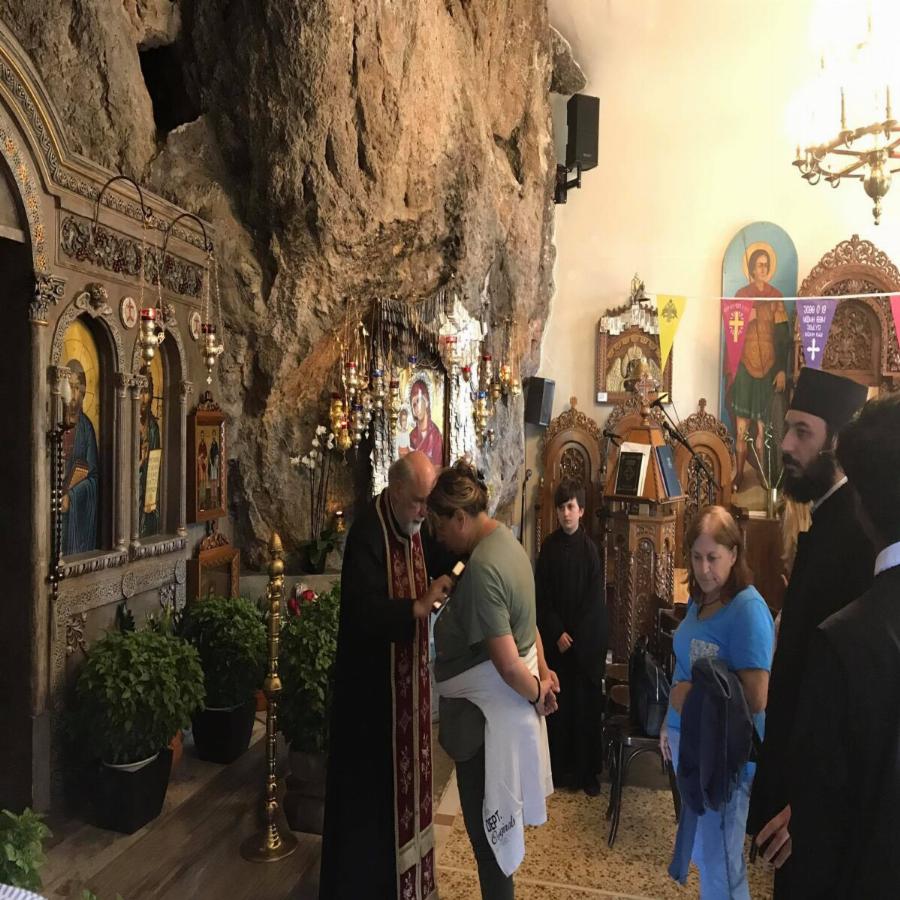 Σταύρωμα πιστών στο Λυκαβηττό με τον θαυματουργό Σταυρό: Ύψωση του Τιμίου Σταυρού