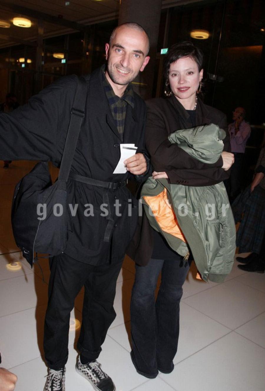 Αυτή είναι η σύζυγός του Άρη Σερβετάλη που βρίσκεται συνεχώς δίπλα του