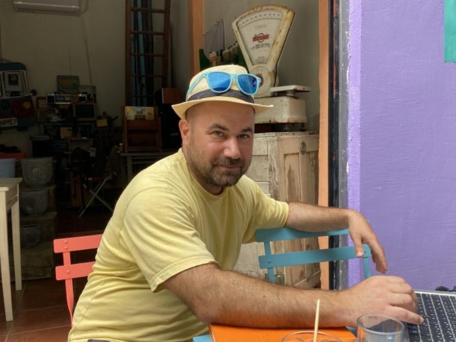 Κωφoί σερβιτόροι: Tους ένωσε το μεράκι για ζωή και «σερβίρουν» ανθρωπιά