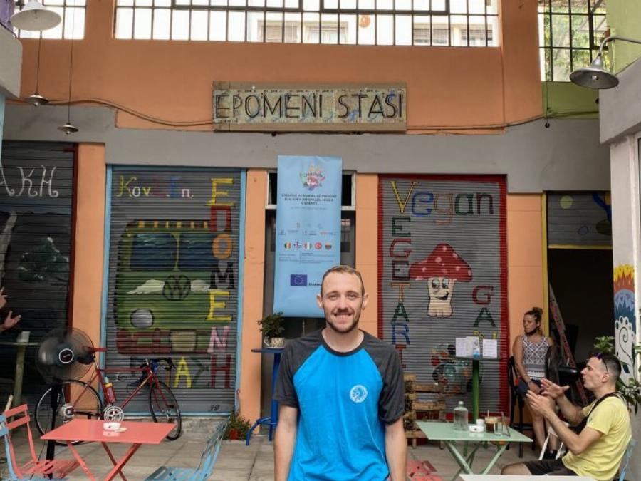 Κωφoί σερβιτόροι: Tους ένωσε το μεράκι για ζωή και «σερβίρουν» ανθρωπιά