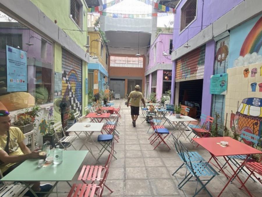 Κωφoί σερβιτόροι: Tους ένωσε το μεράκι για ζωή και «σερβίρουν» ανθρωπιά