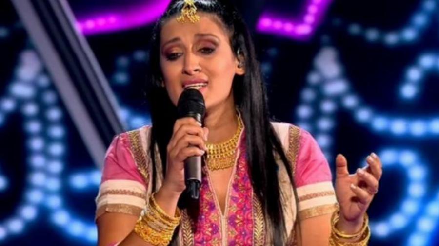 H παίκτρια από την Ινδία που τραγούδησε στο The Voioce το “Δεν με πόνεσε κανείς” και εντυπωσίασε