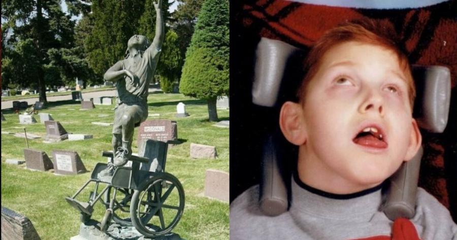 Το αγόρι στο αμαξίδιο: Μία ιστορία θρήνου, αλλά και ελπίδας πίσω από το άγαλμα