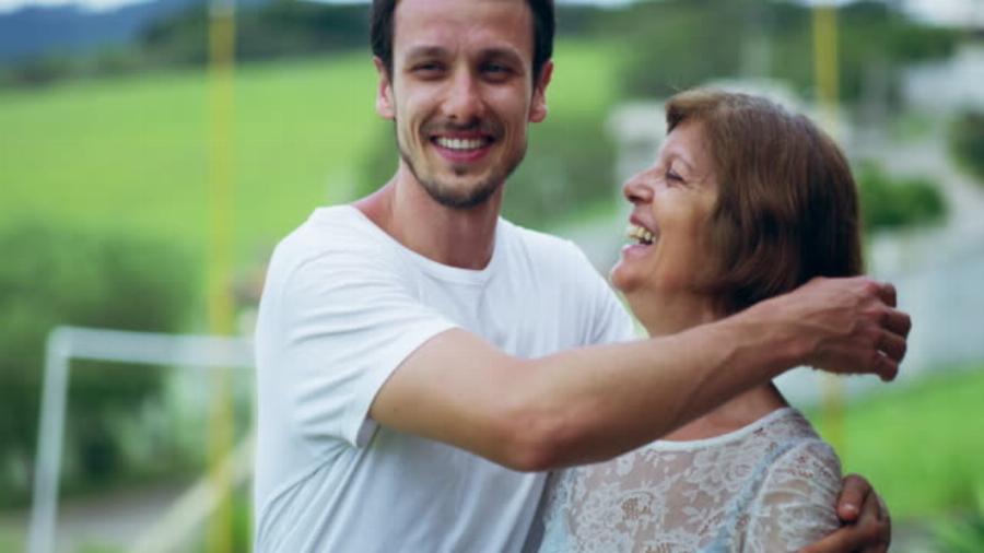 Είμαι ερωτευμένος με την πεθερά μου και θέλω να την παντρευτώ – Τι θα μου προτείνατε;