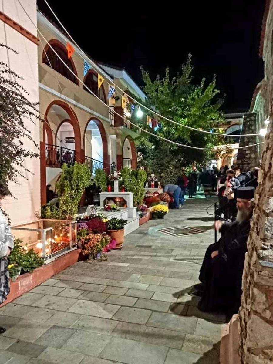 Εύβοια: Πλήθη λαού στην μονή του Οσίου Δαυίδ- Το μοναστήρι που σώθηκε από την φωτιά