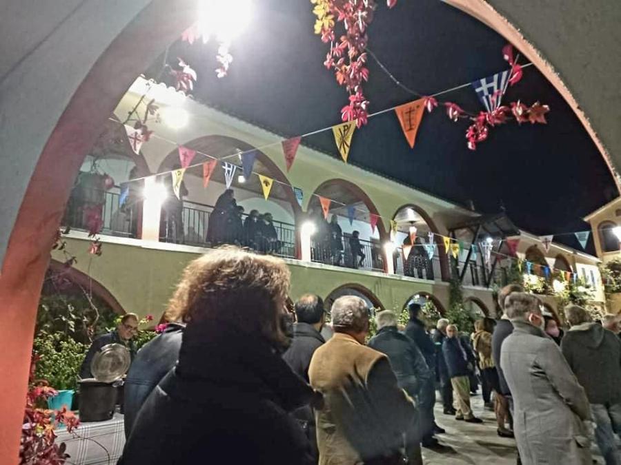 Εύβοια: Πλήθη λαού στην μονή του Οσίου Δαυίδ- Το μοναστήρι που σώθηκε από την φωτιά