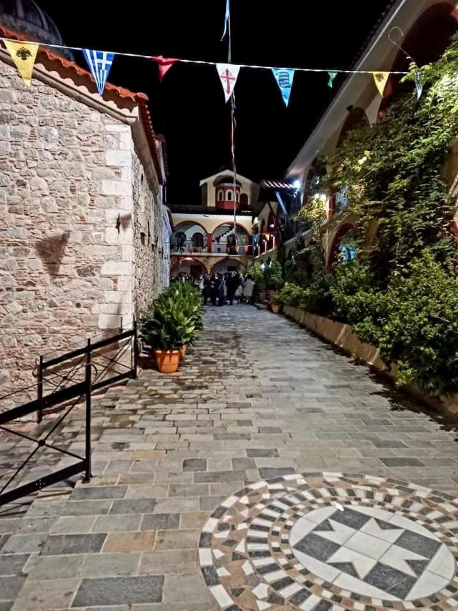 Εύβοια: Πλήθη λαού στην μονή του Οσίου Δαυίδ- Το μοναστήρι που σώθηκε από την φωτιά