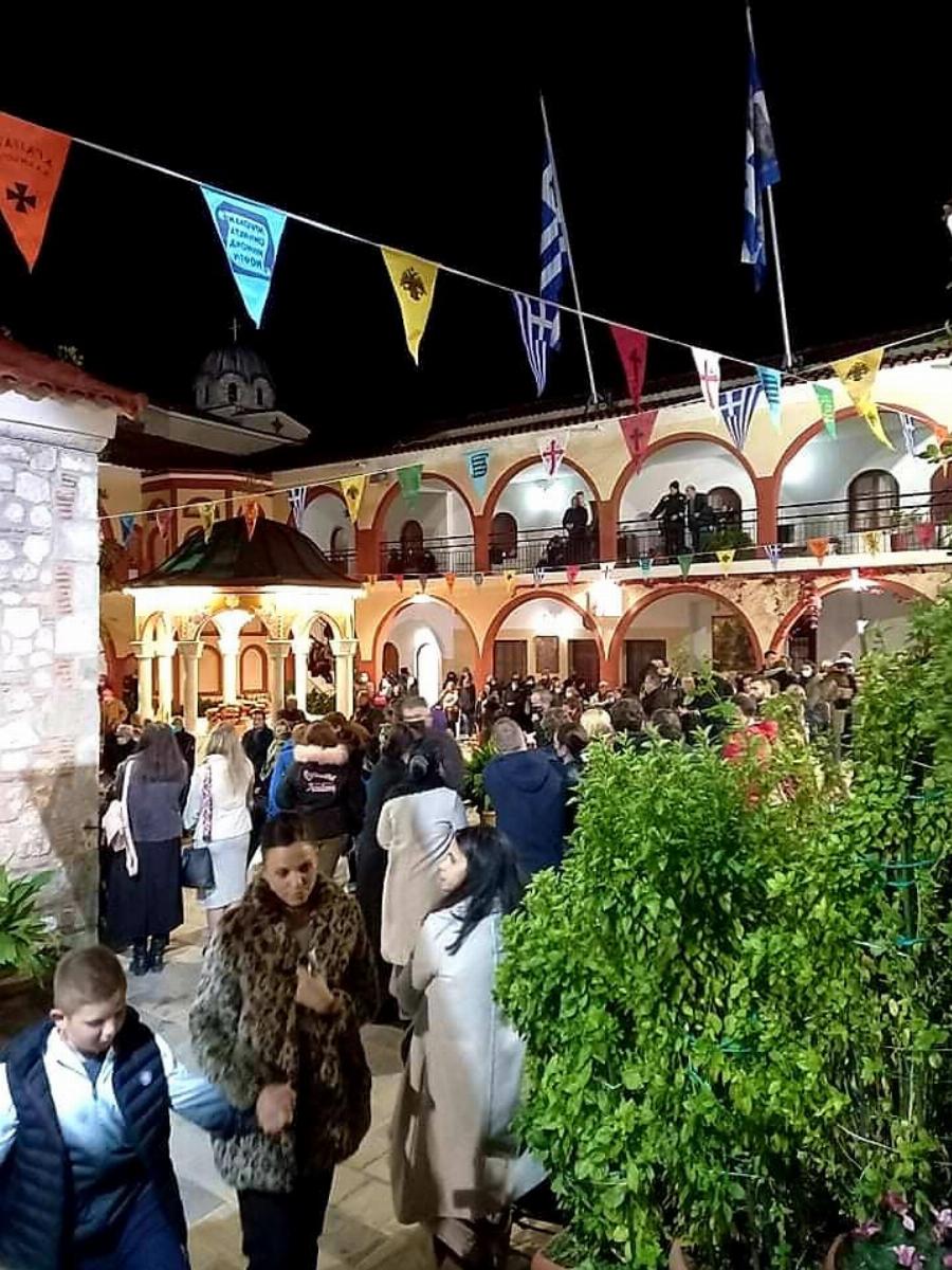 Εύβοια: Πλήθη λαού στην μονή του Οσίου Δαυίδ- Το μοναστήρι που σώθηκε από την φωτιά