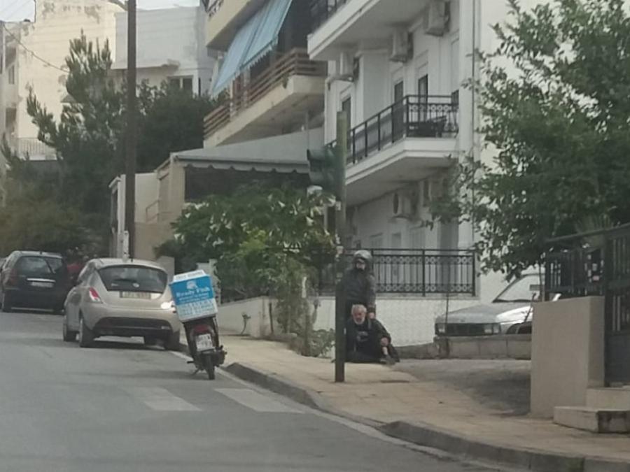 Σταμάτησε για να βοηθήσει τον ηλικιωμένο – Ένα τεράστιο Μπράβο στον άγνωστο ντελιβερά