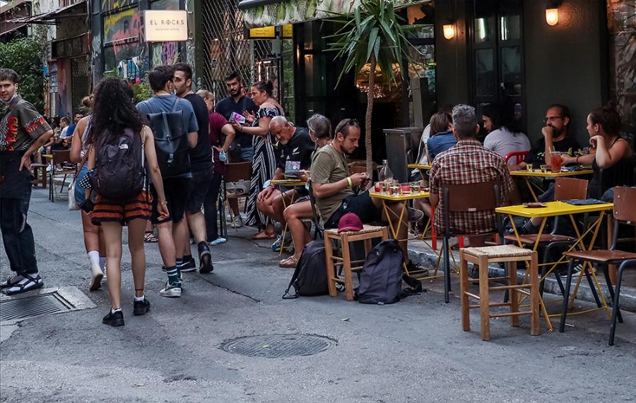 Νέα αυστηρότερα μέτρα για τους ανεμβολίαστους: Θα απαιτείται rapid test και για τους εξωτερικούς χώρους εστίασης