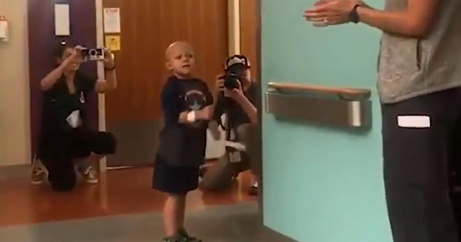 Με χειροκροτήματα βγήκε από το νοσοκομείο ο τετράχρονος Τζόσουα που νίκησε τον καρκίνο