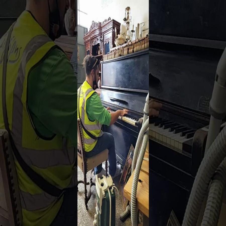 Ντελιβεράς «διαμάντι» πήγε παραγγελία σε παλαιοπωλείο και κάθισε στο πιάνο: Τους άφησε όλους άφωνους