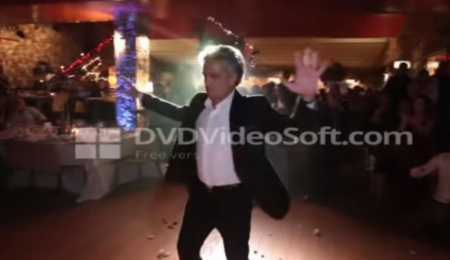 Χόρεψε ζεϊμπέκικο και τρέλανε το διαδίκτυο: Μερακλής πατέρας τα «σπάει» στον γάμο της κόρης του