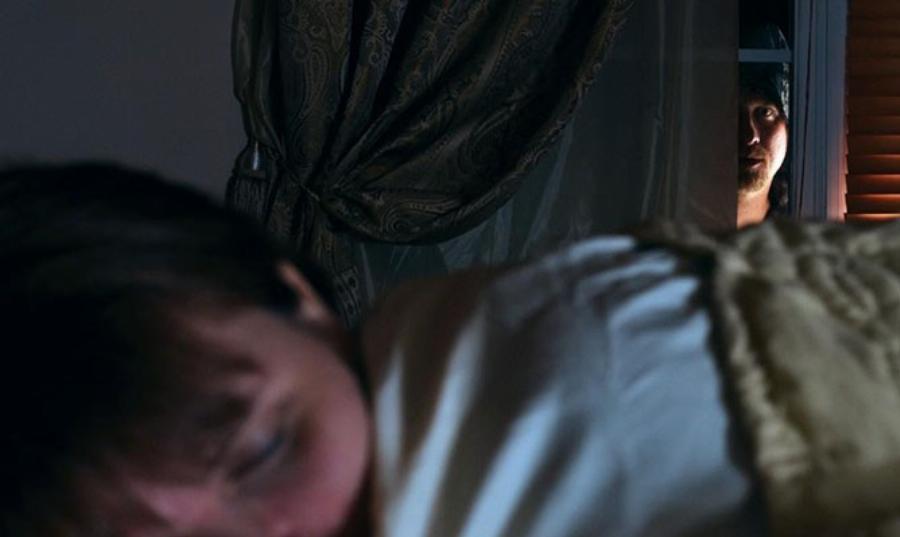 46χρονος άντρας πήγε να μπει στο δωμάτιο της κόρης της με κατεβασμένα παντελόνια και η μητέρα της τον “ξυλοφόρτωσε”