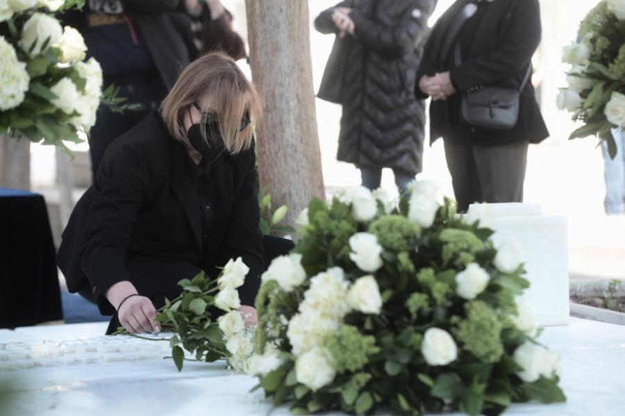 Mε δάκρυα στα μάτια ο Αντρέας Τσούνης και τα τρία παιδιά της Φώφης Γεννηματά – «Ράγισαν καρδιές» στο μνημόσυνο της