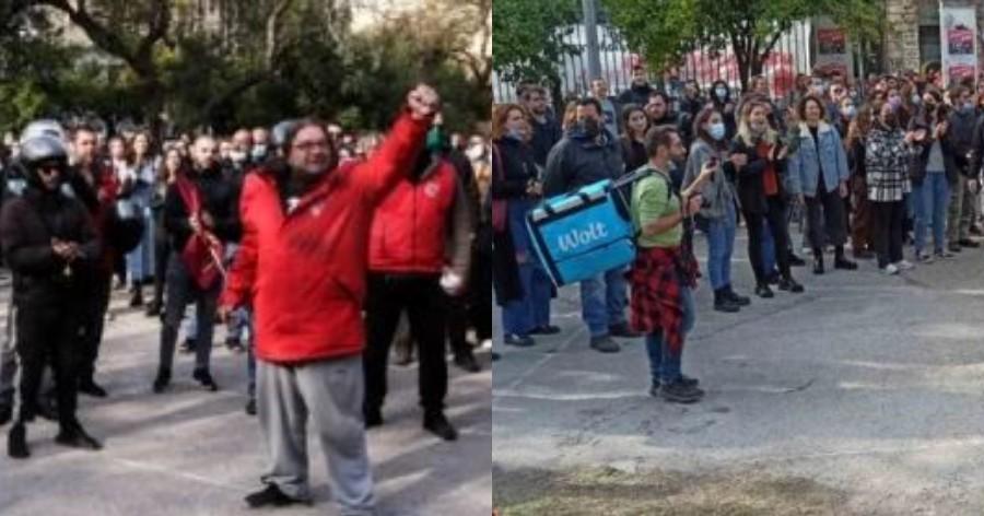 Aποθέωση στους ντελιβεράδες της efood και της Wolt που πήγαν να καταθέσουν στεφάνι στο Πολυτεχνείο