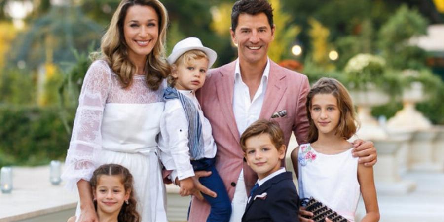 Σαν δύο σταγόνες νερό:  Ο γιος του Σάκη μεγάλωσε και η ομοιότητα με το μπαμπά του είναι εκπληκτική