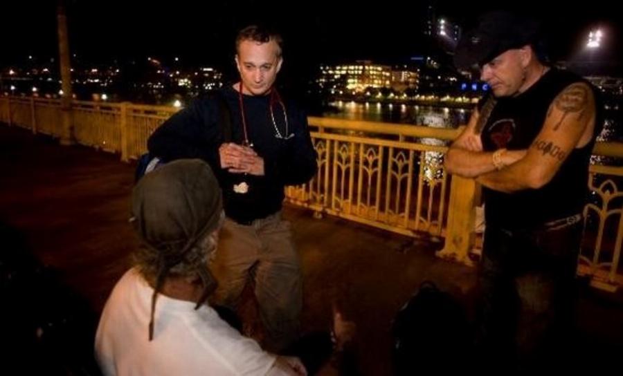 Γιατρός: Bγαίνει στους δρόμους κάθε βράδυ εδώ και 22 χρόνια για να παρέχει ιατρική περίθαλψη στους άστεγους