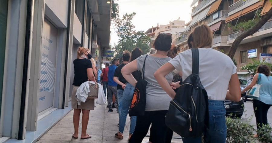 Ανεμβολίαστοι: Ουρές στα φαρμακεία για rapid test για την αποφυγή “πόρτας” σε καφέ, κλάμπ και εστιατόρια