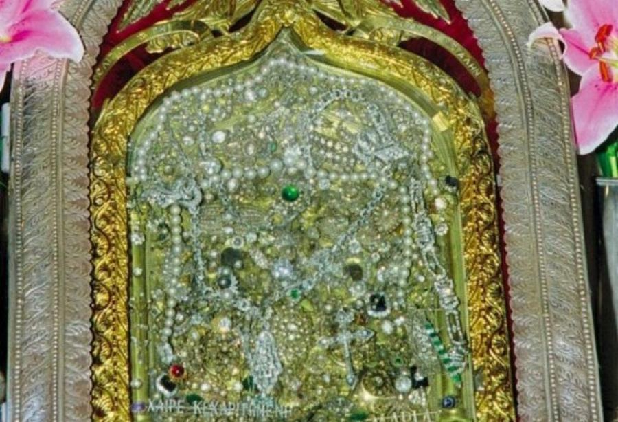 Παναγίας της Τήνου: H εικόνα της Παναγίας της Τήνου πίσω από τα τάματα