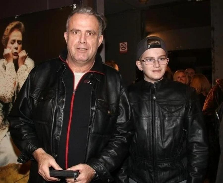 Η παρενόχληση σε παιδική ηλικία, ο λόγος που οι Αλβανοί που τον έχουν εθνικό ήρωα και ο κούκλος γιος