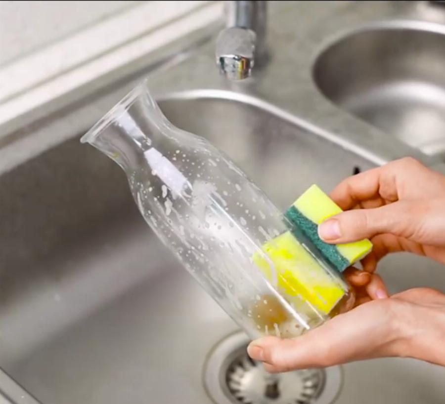 Είναι γεμάτο βακτήρια: Πως να απολυμάνετε σφουγγαράκι πιάτων σε 3 λεπτά