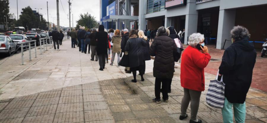 Ατελείωτες ουρές στο εμβολιαστικό κέντρο «Προμηθέας»