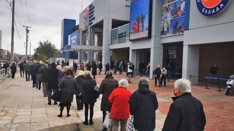 Ατελείωτες ουρές στο εμβολιαστικό κέντρο «Προμηθέας»