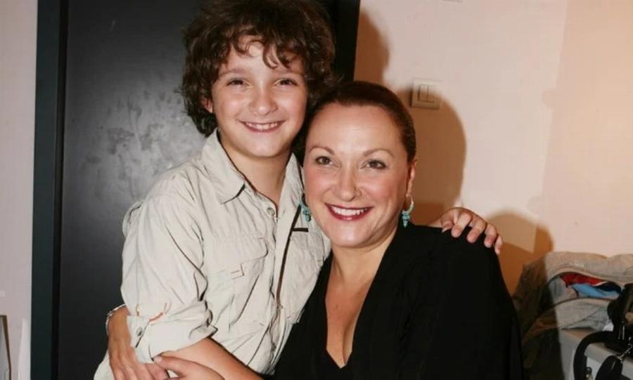 Ρένια Λουιζίδου: Τα 24 χρόνια με τον σύζυγό της, ο φόβος στη γέννηση του γιου της και το μεγάλο παράπονο