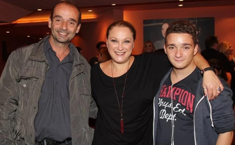 Ρένια Λουιζίδου: Τα 24 χρόνια με τον σύζυγό της, ο φόβος στη γέννηση του γιου της και το μεγάλο παράπονο