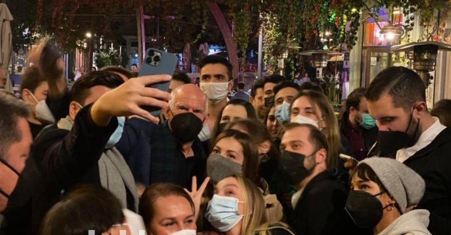 Γιώργος Παπανδρέου: Selfies, ποτό και συζήτηση με νέους στη Θεσσαλονίκη