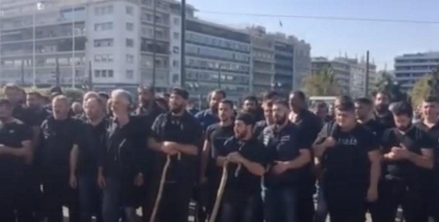 Κρητικοί αγρότες τραγούδησαν τον Εθνικό Ύμνο έξω από τη Βουλή