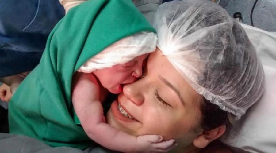 “Γέννησα ένα παιδί εκτός γάμου και όλοι είναι εναντίον μου. Είμαι σε απόγνωση, δεν ξέρω τι να κάνω”