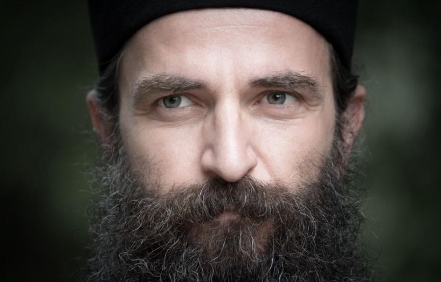 Ο γάμος, ο «Λάζαρος», η σχέση με τον Θεό και ο «Άγιος Νεκτάριος»: Άρης Σερβετάλης – Ποιος είναι ο νέος «ήρωας» των αντιεμβολιαστών