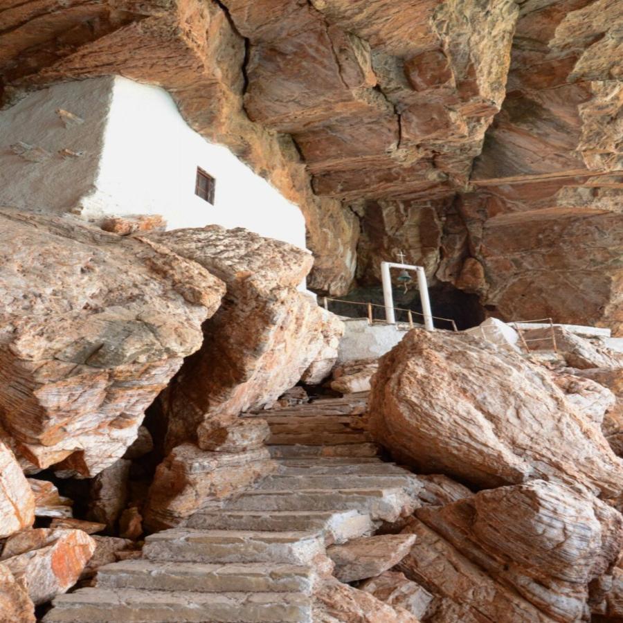 Το εκκλησάκι που για το χτίσιμο του δεν χρειάστηκαν ούτε πάτωμα αλλά ούτε και ταβάνι – Άγιος Στέφανος