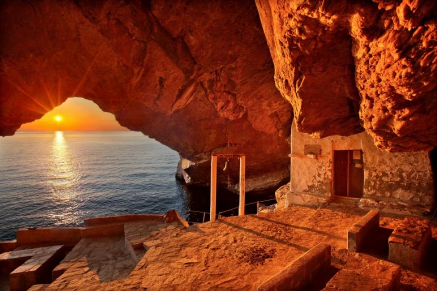 Το εκκλησάκι που για το χτίσιμο του δεν χρειάστηκαν ούτε πάτωμα αλλά ούτε και ταβάνι – Άγιος Στέφανος