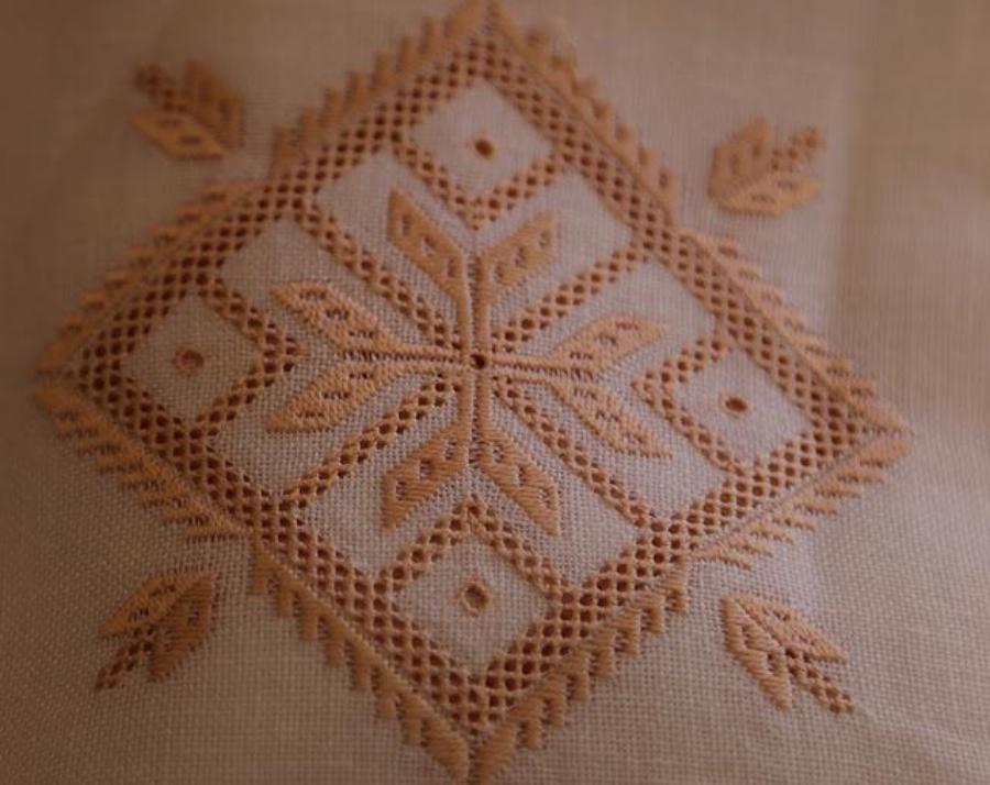 Μαρία η «Κουτσοχέρω» από τη Λευκάδα επινόησε το Καρσάνικο Κέντημα: Είχε αναπηρία και στα δύο χέρια