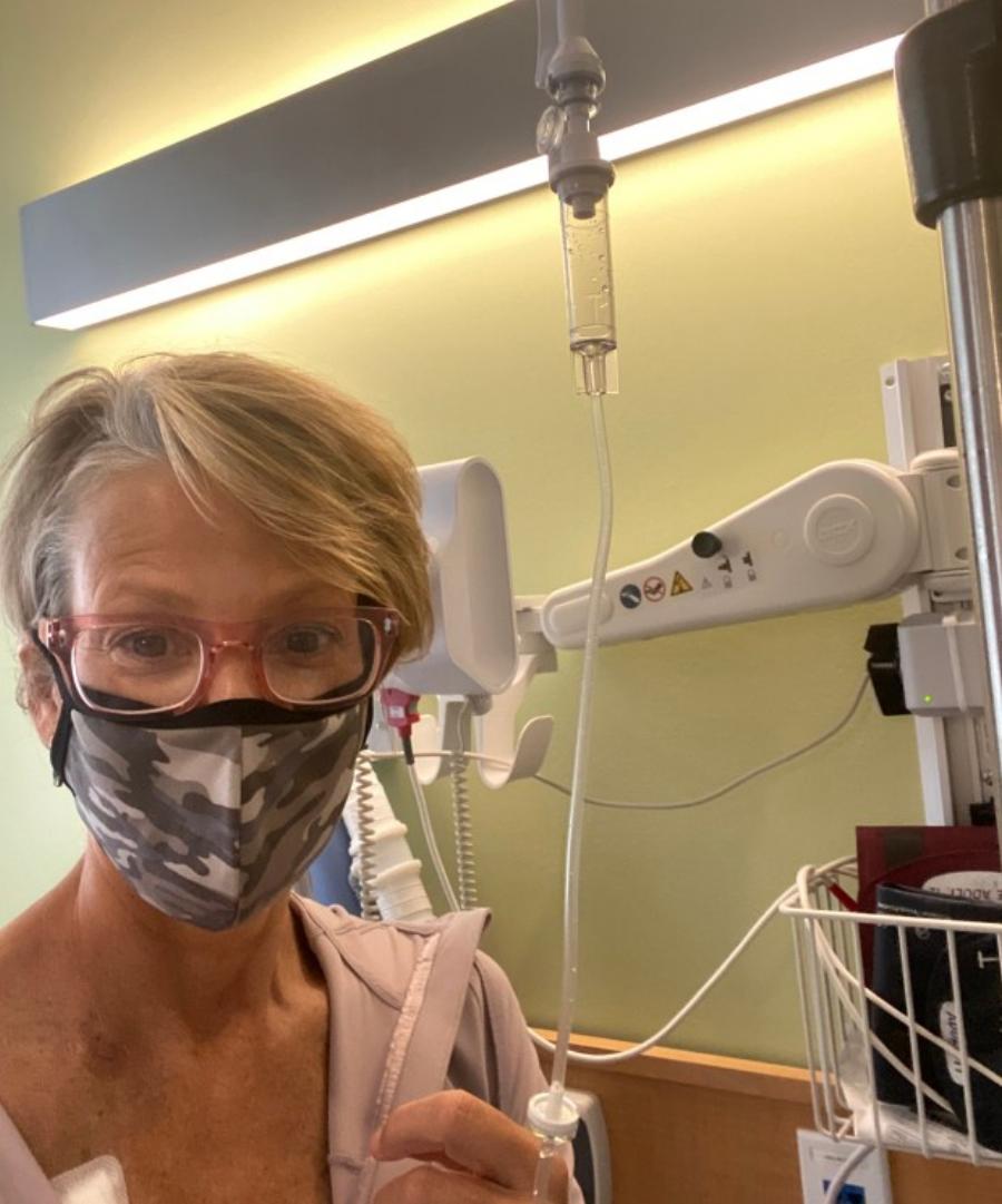 Νηπιαγωγός διδάσκει τους μαθητές της από το νοσοκομείο την ώρα που κάνει χημειοθεραπεία