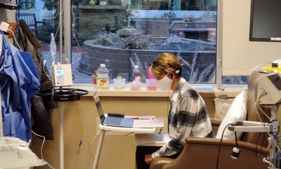 Νηπιαγωγός διδάσκει τους μαθητές της από το νοσοκομείο την ώρα που κάνει χημειοθεραπεία