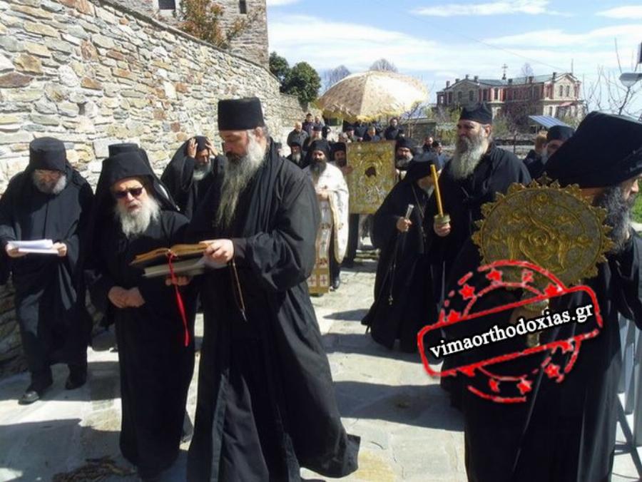 Άγιο Όρος: Λιτανεία του «Άξιον Εστί» κατά του κορωνοϊού