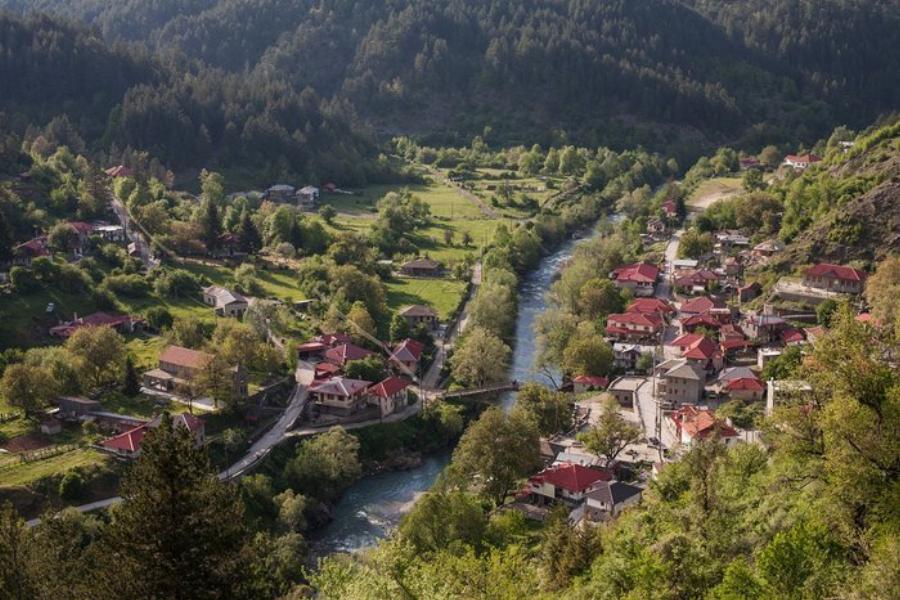 Ακόμη και τον Αύγουστο, κοιμάσαι με κουβερτούλα: Το παραμυθένιο χωριό της Ελλάδος