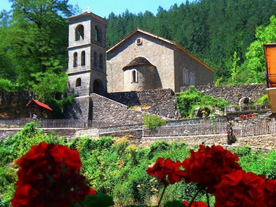 Ακόμη και τον Αύγουστο, κοιμάσαι με κουβερτούλα: Το παραμυθένιο χωριό της Ελλάδος