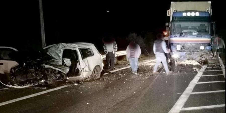 Ανείπωτη θλίψη στη Λακωνία: Μαζί στη ζωή, μαζί και στο θάνατο – Κηδεύτηκαν ντυμένα γαμπροί τα δύο αδέρφια